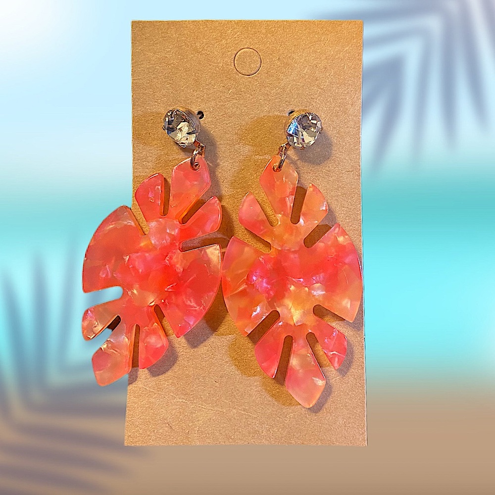 Beautiful coral palm leaf earrings 2.5” total length . Beautiful pinks & oranges